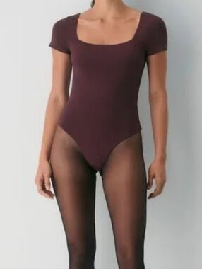 Aritzia Babton Burgundy Square Neck Shortsleeve Contour Bodysuit Size XS